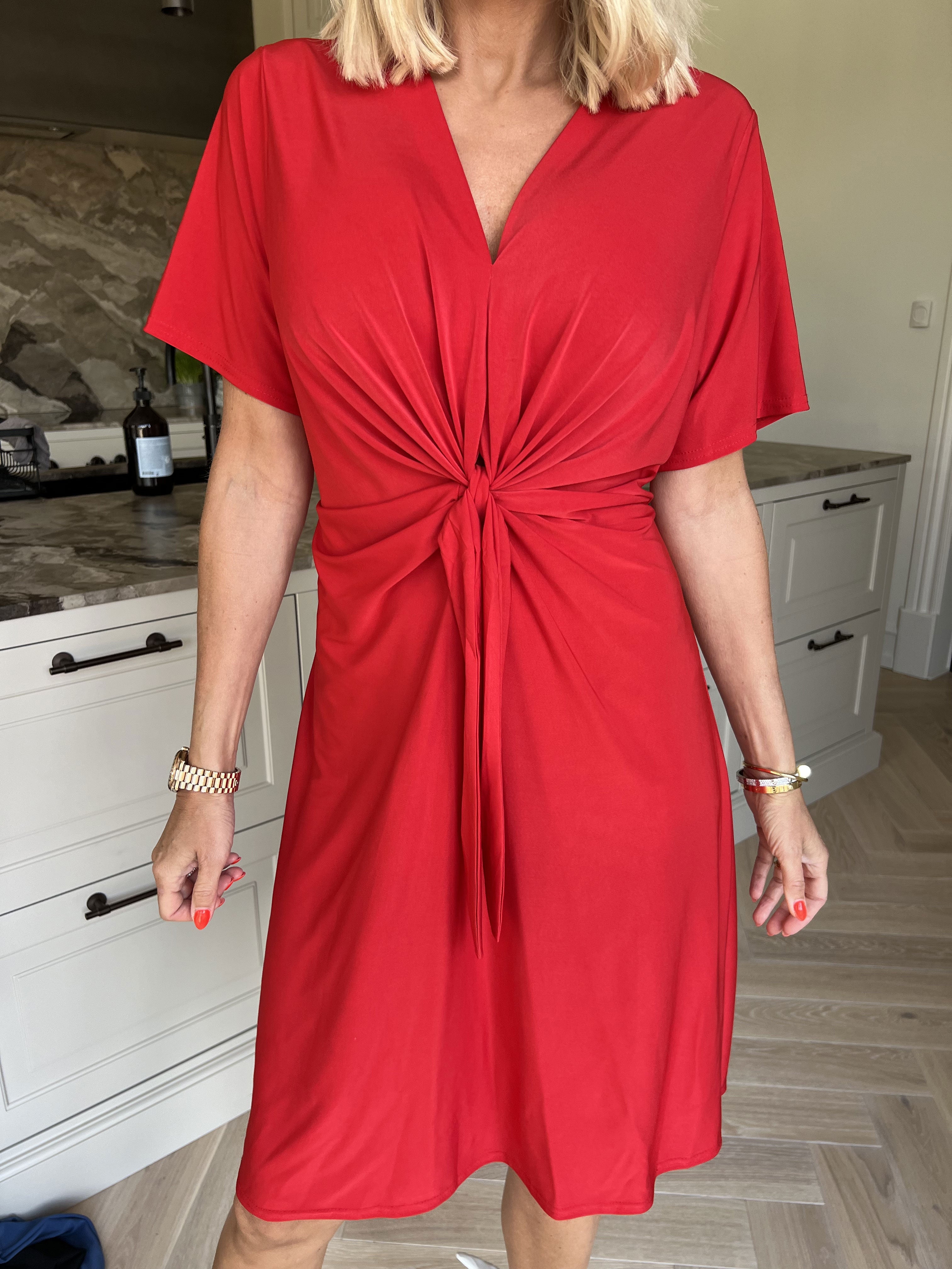 Molly Plain Short - Elastisk kjole med fin knudedetalje foran